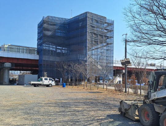 공사가 한창 진행 중인 직녀 카페 전경.<박상길 기자>